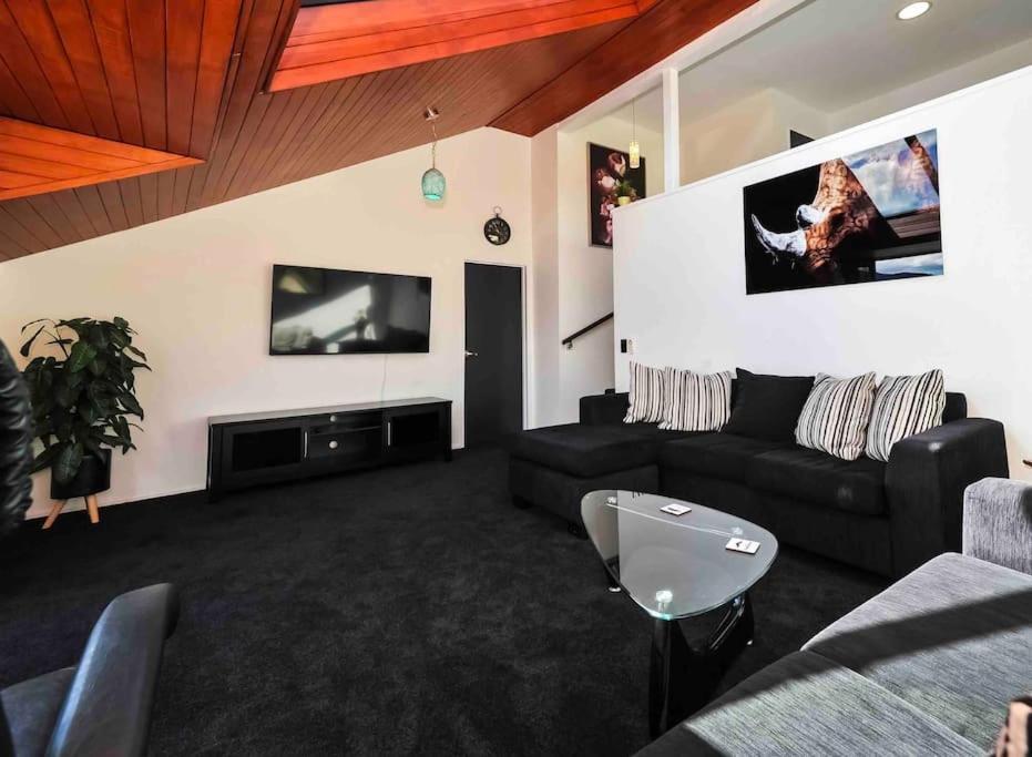 Stunning Home With Amazing Wakatipu Lake Views Queenstown Exterior foto